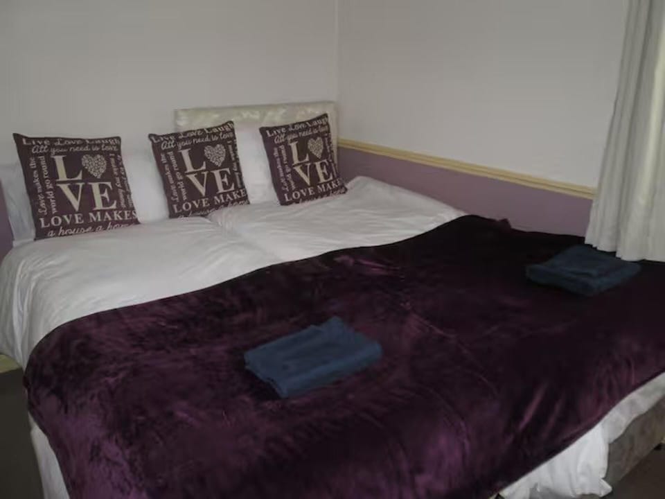 Bumble Cottage - Parking - Pet - Garden - Sleeps 4 Cottage in North Devon District