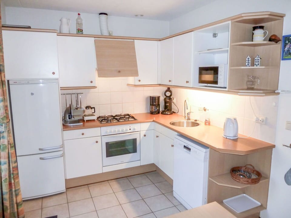 Cabinetry, Kitchen Sink, Sink, Property, Countertop, Tap, Kitchen Stove, Kitchen Appliance, Kitchen, Interior Design