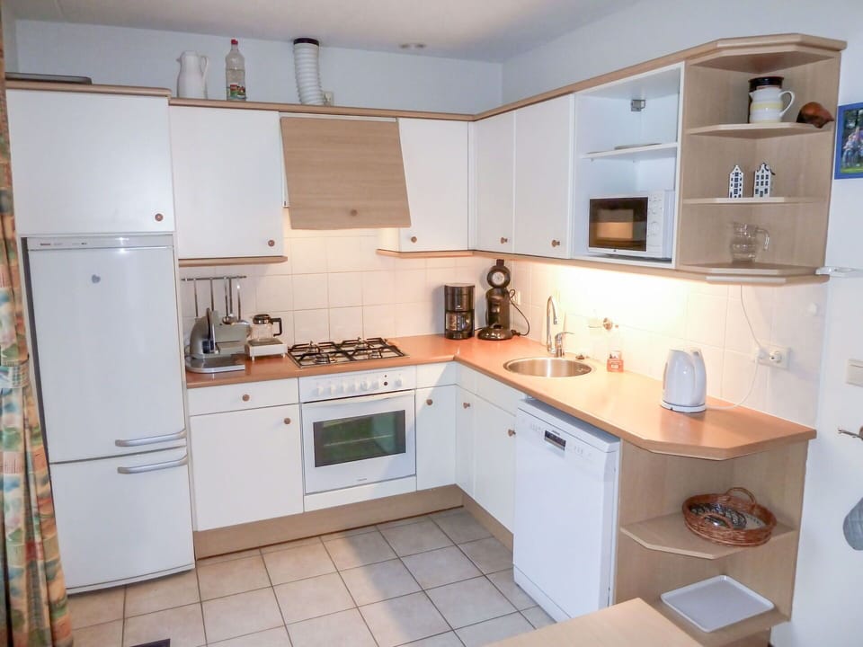 Cabinetry, Kitchen Sink, Property, Sink, Countertop, Tap, Kitchen Stove, Kitchen Appliance, Kitchen, Home Appliance