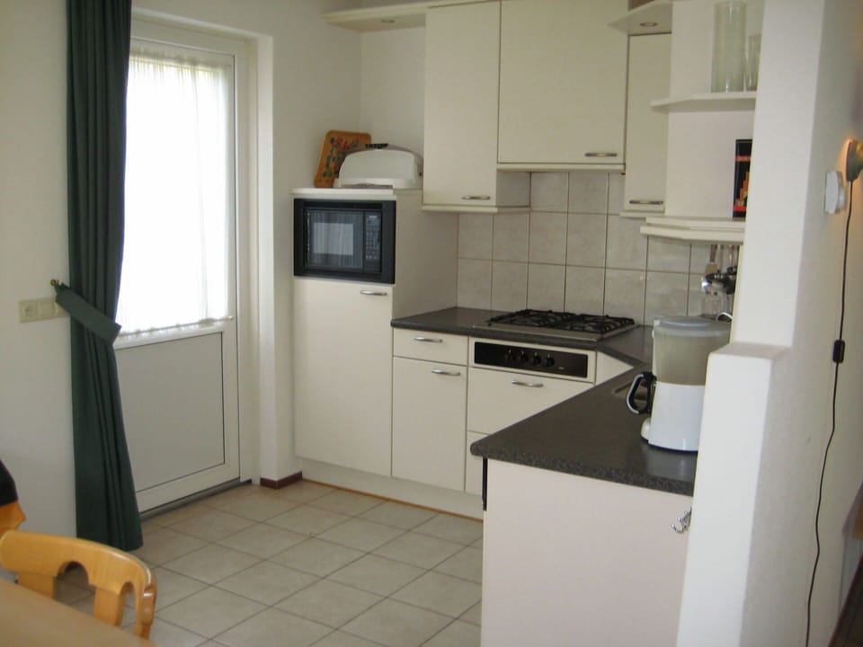 Cabinetry, Property, Countertop, Kitchen Appliance, Home Appliance, Kitchen, Kitchen Stove, Interior Design, Wood, Floor