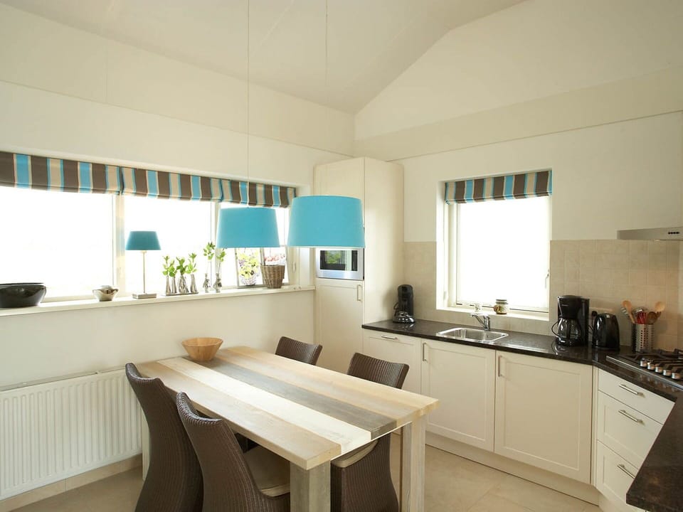 Property, Room, Furniture, Interior Design, Building, Kitchen, House, Cabinetry, Ceiling, Real Estate