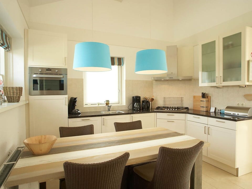 Property, Room, Countertop, Furniture, Interior Design, Kitchen, Cabinetry, Building, House, Floor