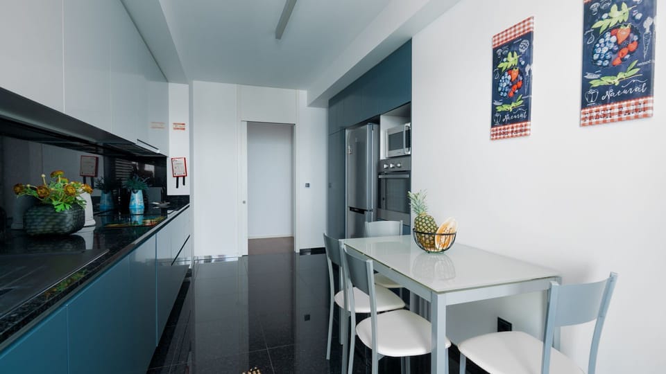 Fully equipped modern kitchen at Vicens XXI 9 by LovelyStay, designed for convenience and style, offering everything needed to prepare meals while enjoying a bright and functional dining space.
#KitchenGoals #ModernKitchen #FunchalLiving