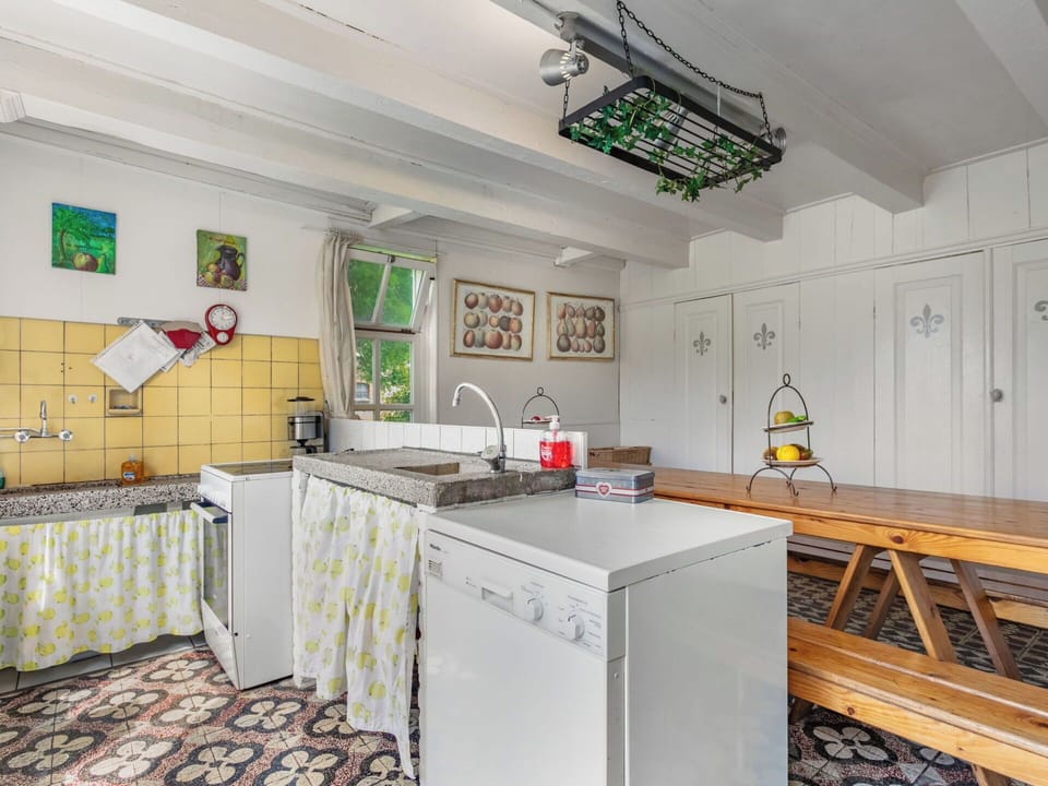 Cabinetry, Property, Countertop, Sink, Kitchen, Drawer, Interior Design, Architecture, Flooring, Floor