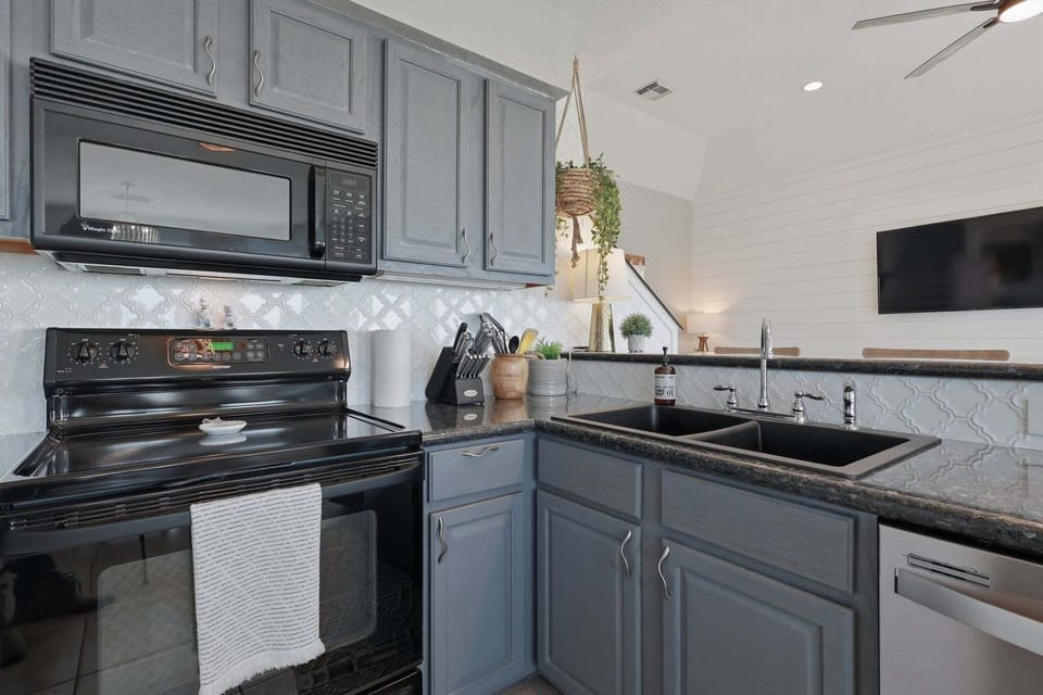 House, 3 Bedrooms | Private kitchen | Coffee/tea maker, fridge, oven, toaster