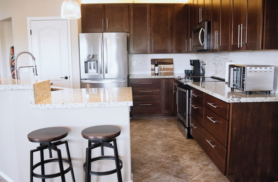 Fully equipped kitchen with island seating.