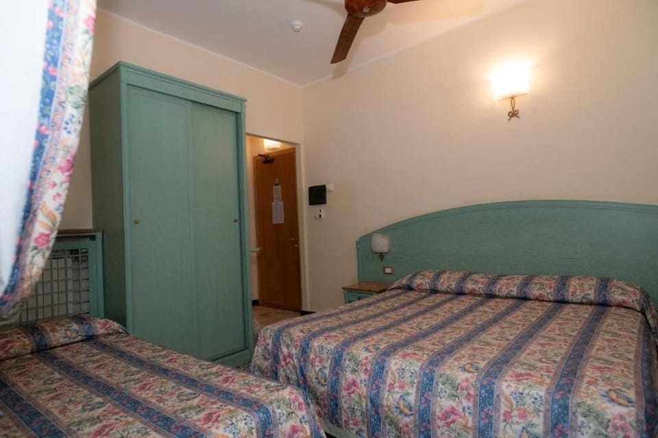 Basic Triple Room, Balcony | Desk, free WiFi