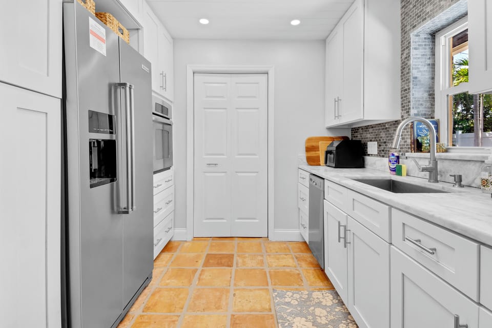 Everything you need: full-size fridge, oven, dishwasher, air fryer.