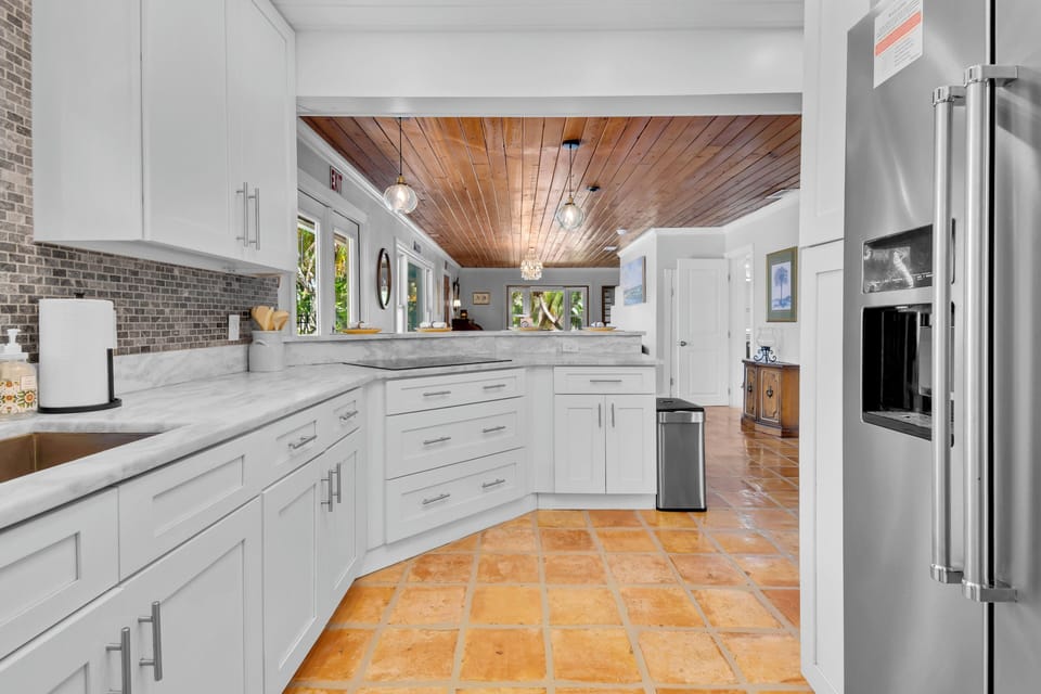 Well-stocked kitchen with an induction cooktop—real cooking, no fuss.