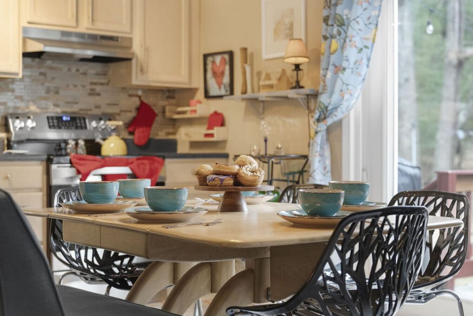 Enjoy your family meals for 6 at this dining room table