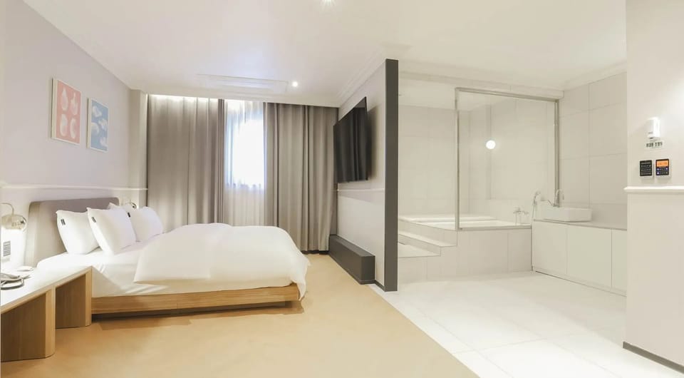 Suite The Signature Room | Premium bedding, down comforters, desk, laptop workspace