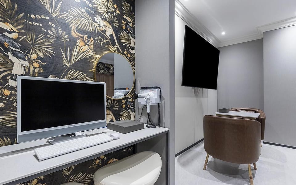 Premium Signature Room | Premium bedding, down comforters, desk, laptop workspace