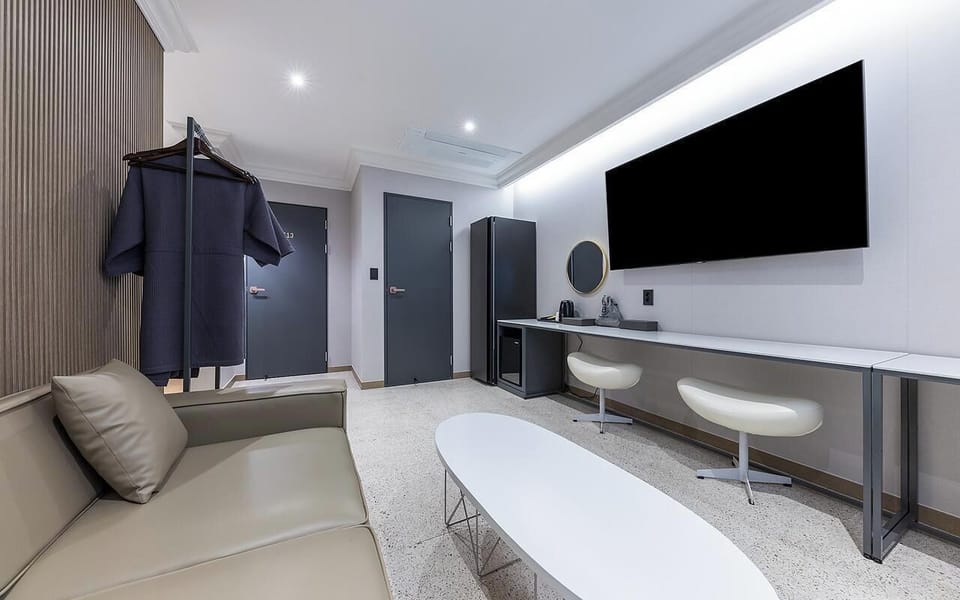 Suite Gold Room | Premium bedding, down comforters, desk, laptop workspace