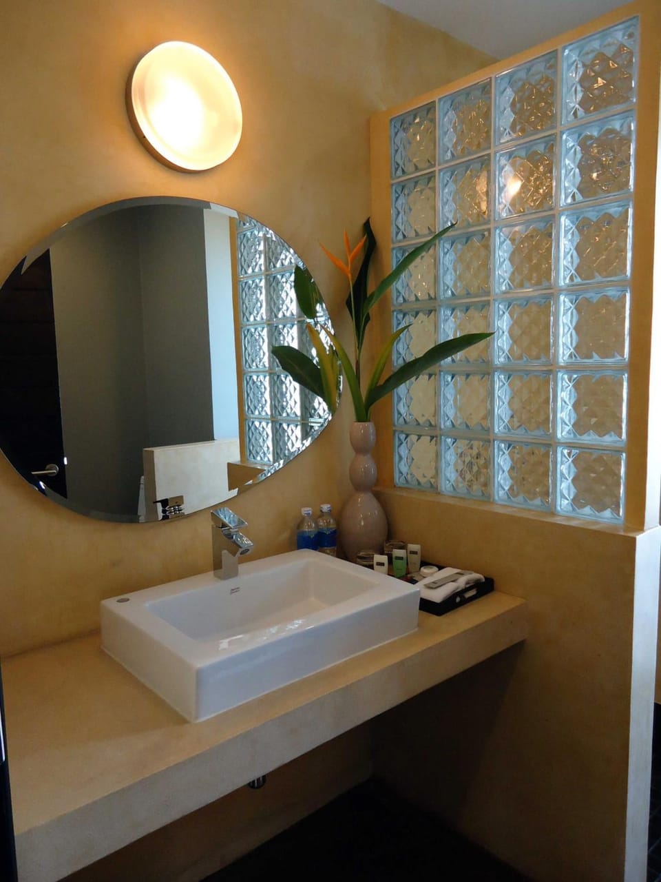 Shower, rainfall showerhead, free toiletries, bathrobes