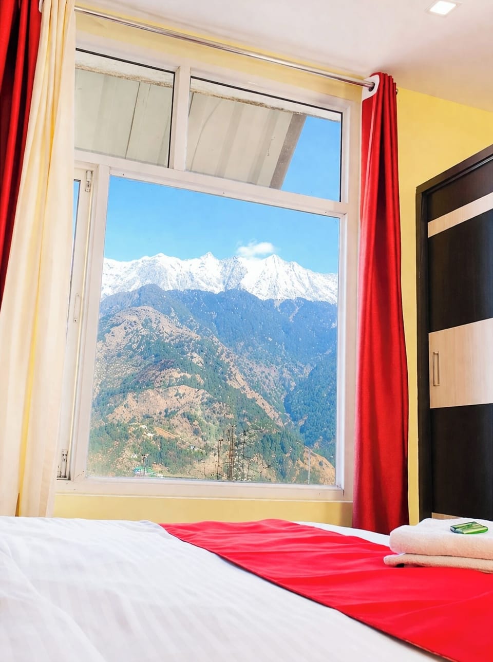 Deluxe Double Room, Mountain View | Hypo-allergenic bedding, desk, soundproofing, free WiFi