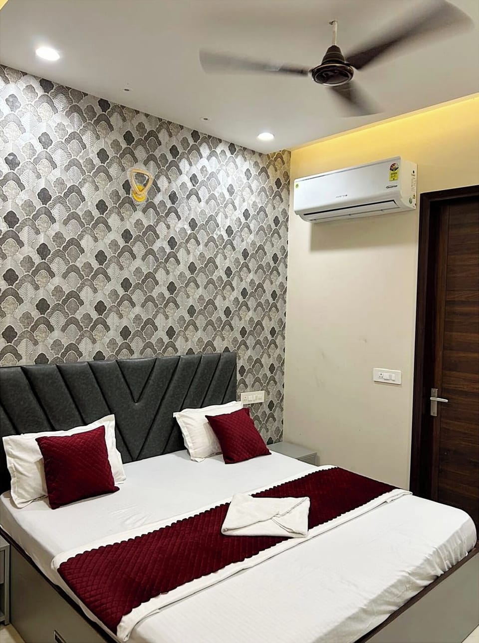 Deluxe Double Room, Air conditioning | Hypo-allergenic bedding, desk, free WiFi, bed sheets