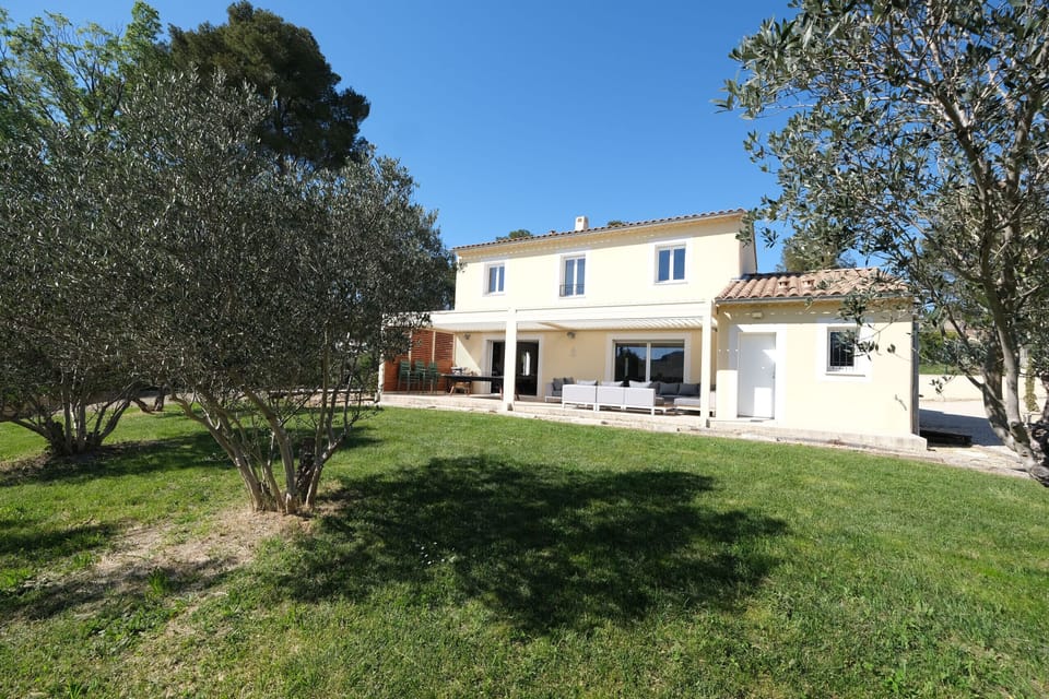 Holiday rental in Saint-Rémy-de-Provence, Alpilles. Air-conditioned villa with heated pool and big garden, fully equipped, for up to 10 guests. Book online with Plaisirs & Maisons de Provence