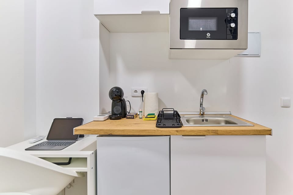 Economy Studio | Private kitchen | Mini-fridge, microwave, coffee/tea maker, cookware/dishes/utensils