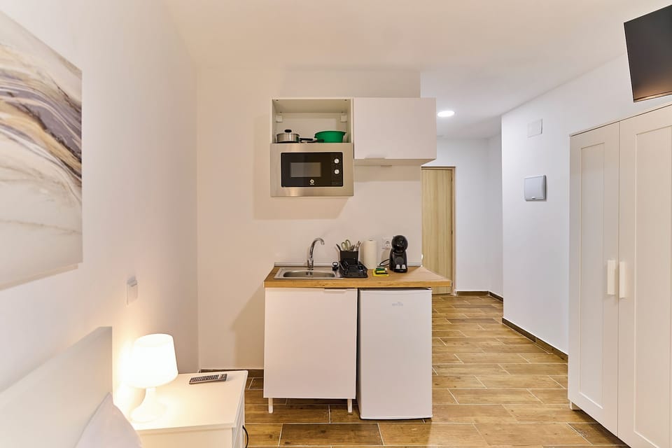Studio | Private kitchen | Mini-fridge, microwave, coffee/tea maker, cookware/dishes/utensils