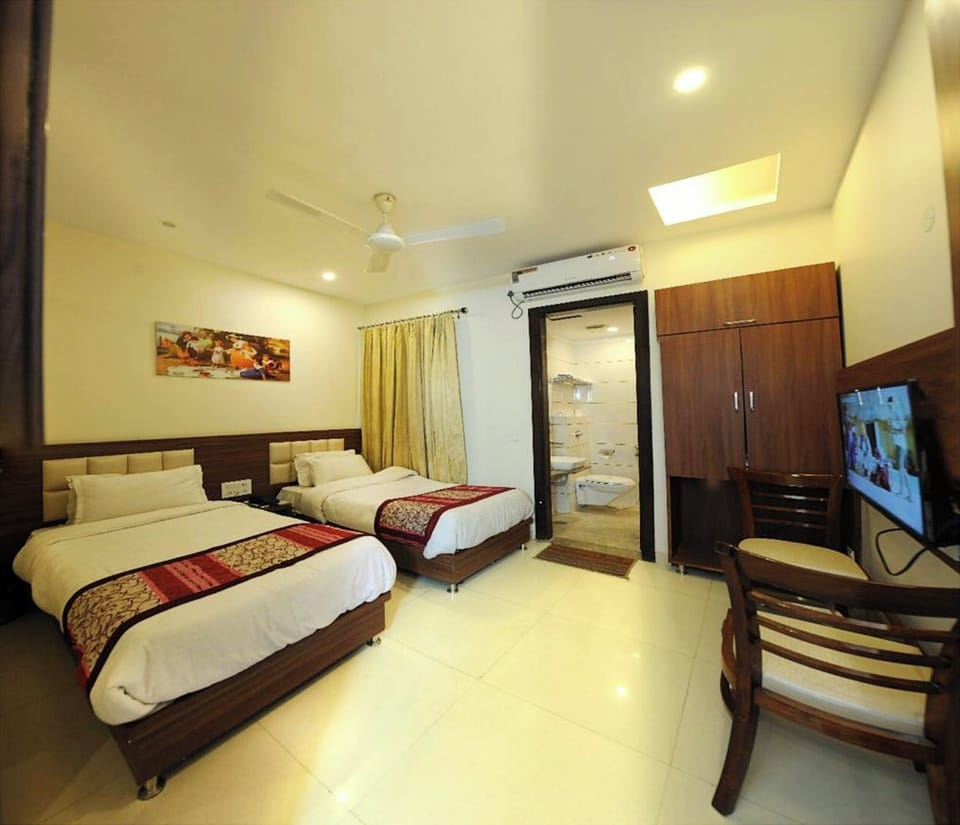 Family Double Room, Air conditioning | Hypo-allergenic bedding, desk, soundproofing, free WiFi