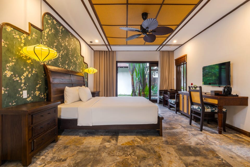 Premium bedding, pillowtop beds, minibar, desk