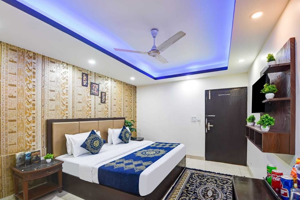 Deluxe Double Room | In-room safe, desk, laptop workspace, blackout drapes