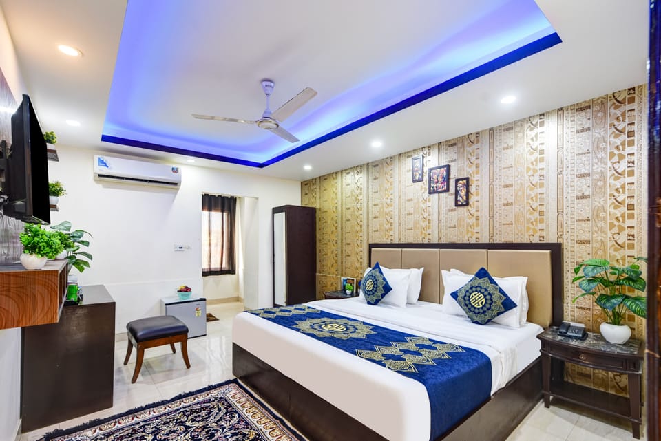 Deluxe Double Room | In-room safe, desk, laptop workspace, blackout drapes