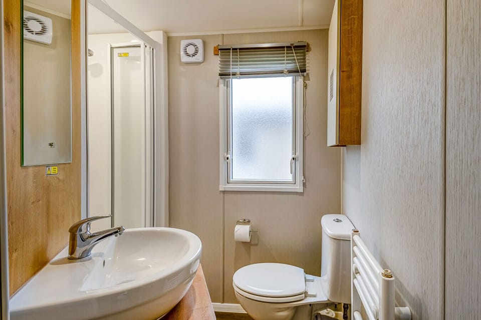 Bathroom, Toilet, Shower