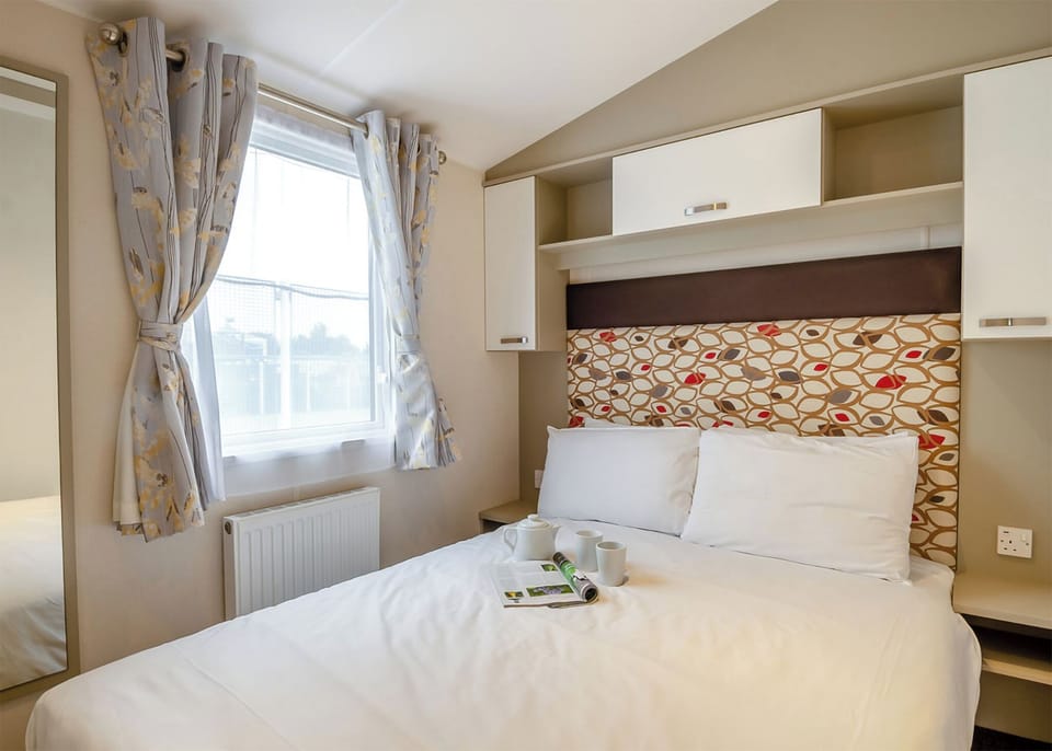 Bedroom, Bed
