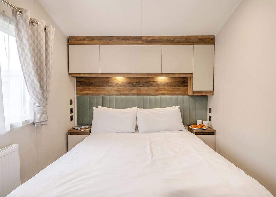 Bedroom, Bed