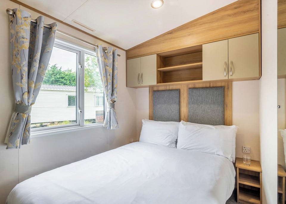 Bedroom, Bed