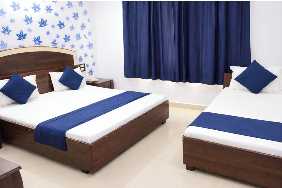 Deluxe Triple Room, Air conditioning | Hypo-allergenic bedding, desk, soundproofing, free WiFi