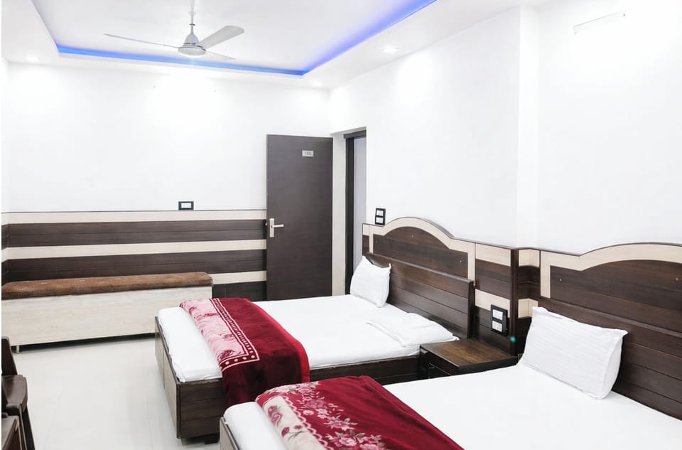 Deluxe Quadruple Room, Air conditioning | Hypo-allergenic bedding, desk, soundproofing, free WiFi