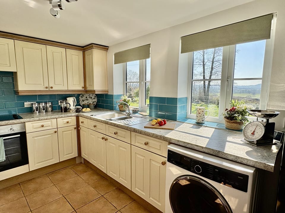 Blackmoor View Cottage, Knighton, Sherborne: The cottage kitchen