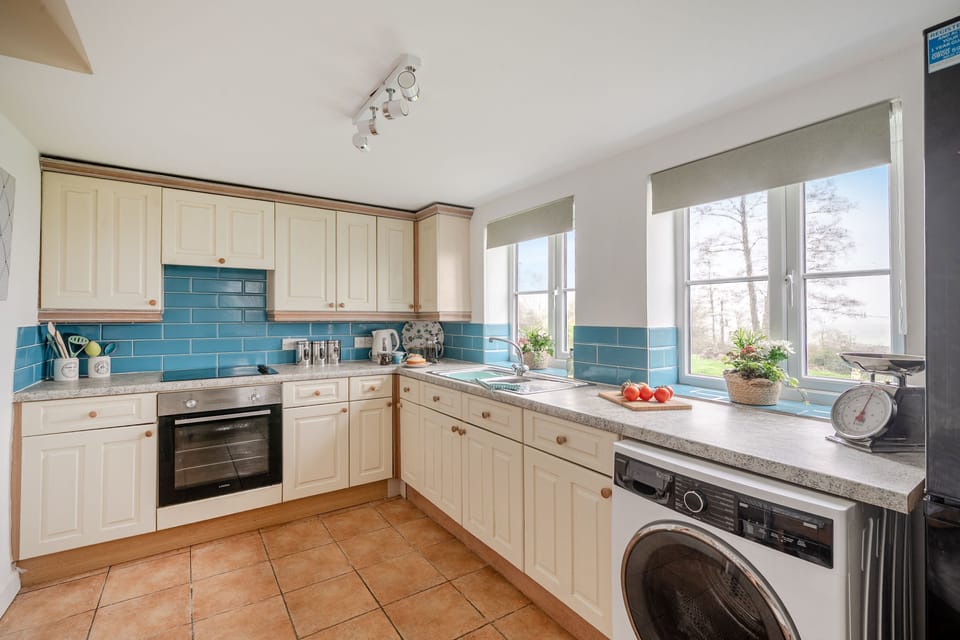 Blackmoor View Cottage, Knighton, Sherborne: The kitchen has all-electric appliances