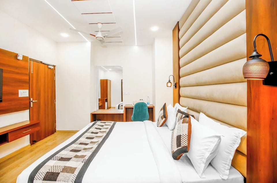 Hypo-allergenic bedding, desk, free WiFi, bed sheets