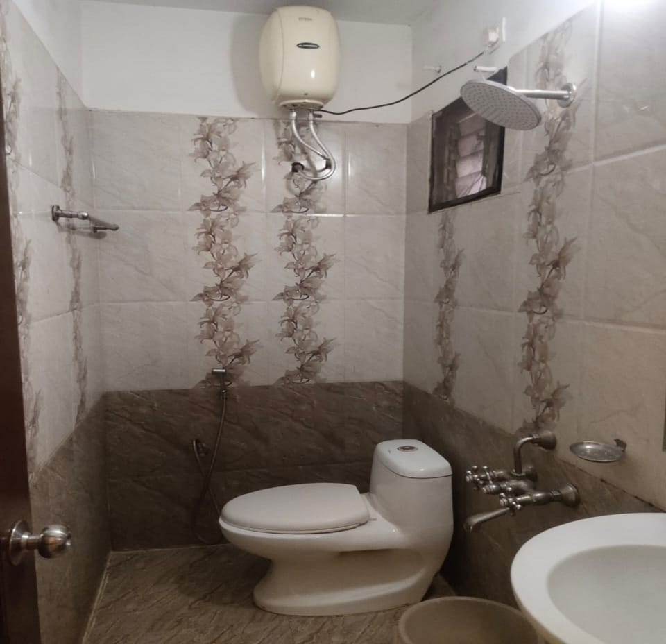 Deluxe Room | Bathroom | Free toiletries, towels, soap, shampoo