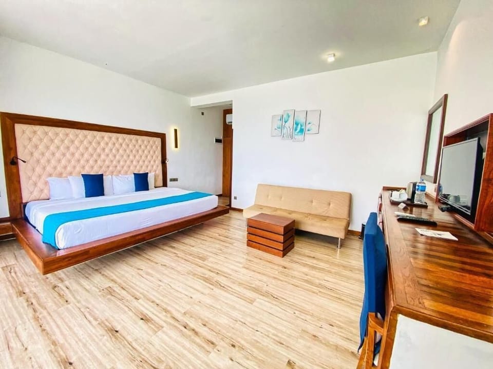 Deluxe Double Room, Balcony, Courtyard View | In-room safe, soundproofing, iron/ironing board, WiFi (free)