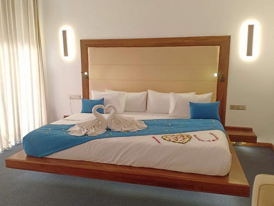 Deluxe Double Room, Balcony, Courtyard View | In-room safe, soundproofing, iron/ironing board, WiFi (free)