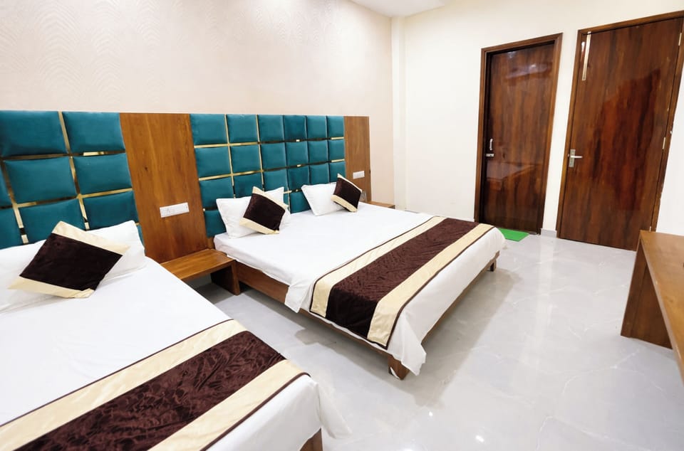 Deluxe Triple Room, Air conditioning | Hypo-allergenic bedding, desk, soundproofing, free WiFi