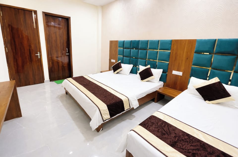 Deluxe Triple Room, Air conditioning | Hypo-allergenic bedding, desk, soundproofing, free WiFi