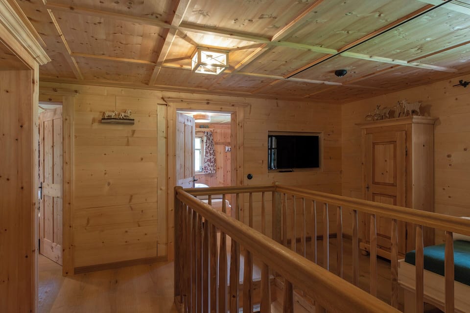 Chalet, 3 Bedrooms, Mountain View | Interior