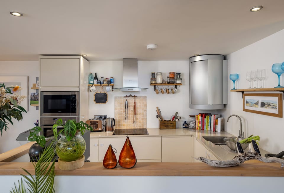 8 Harbour Terrace, Portreath: Open-plan kitchen