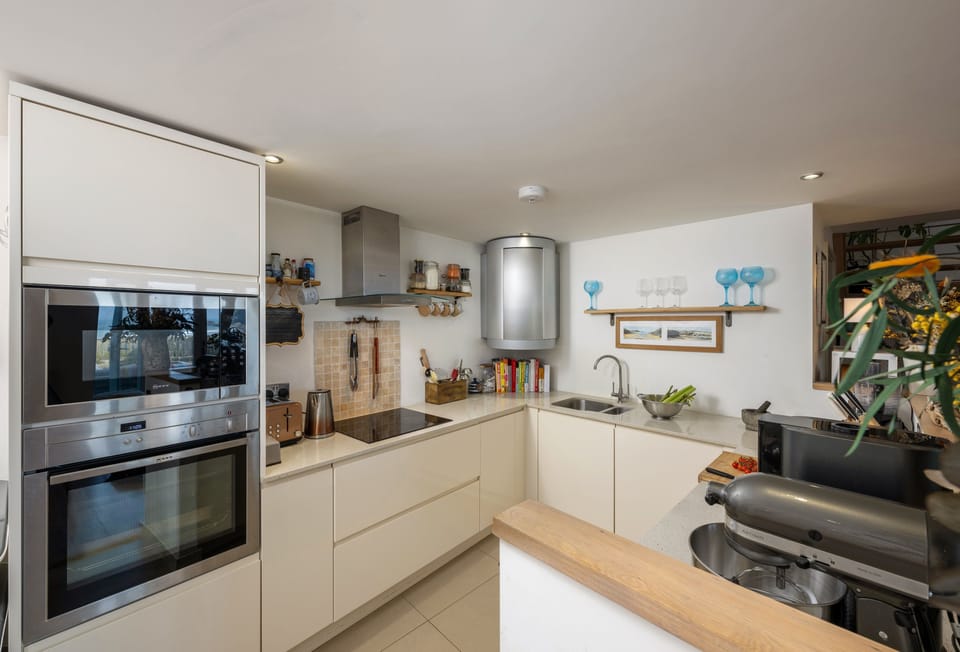 8 Harbour Terrace, Portreath: Well-equipped kitchen