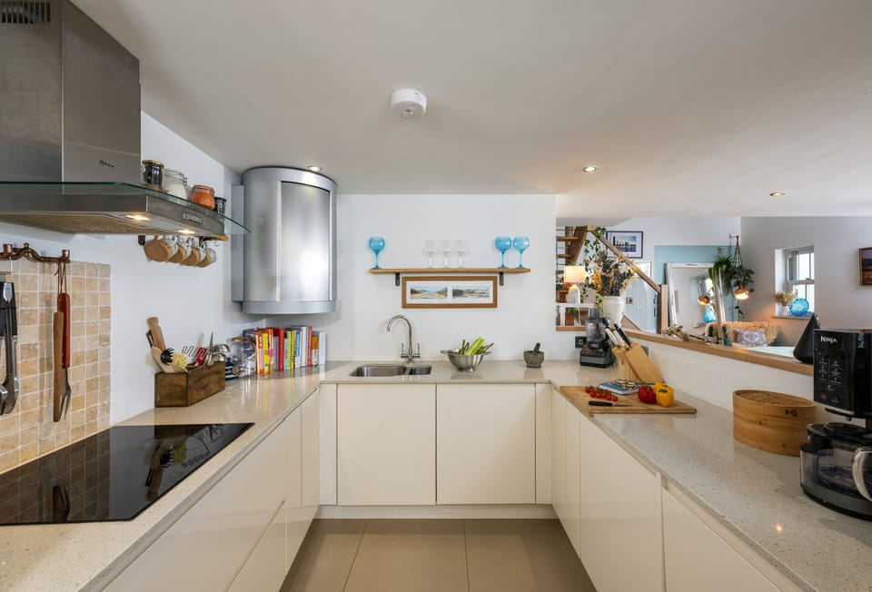 8 Harbour Terrace, Portreath: Well-equipped kitchen