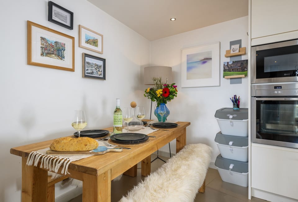 8 Harbour Terrace, Portreath: Dining table to seat four guests