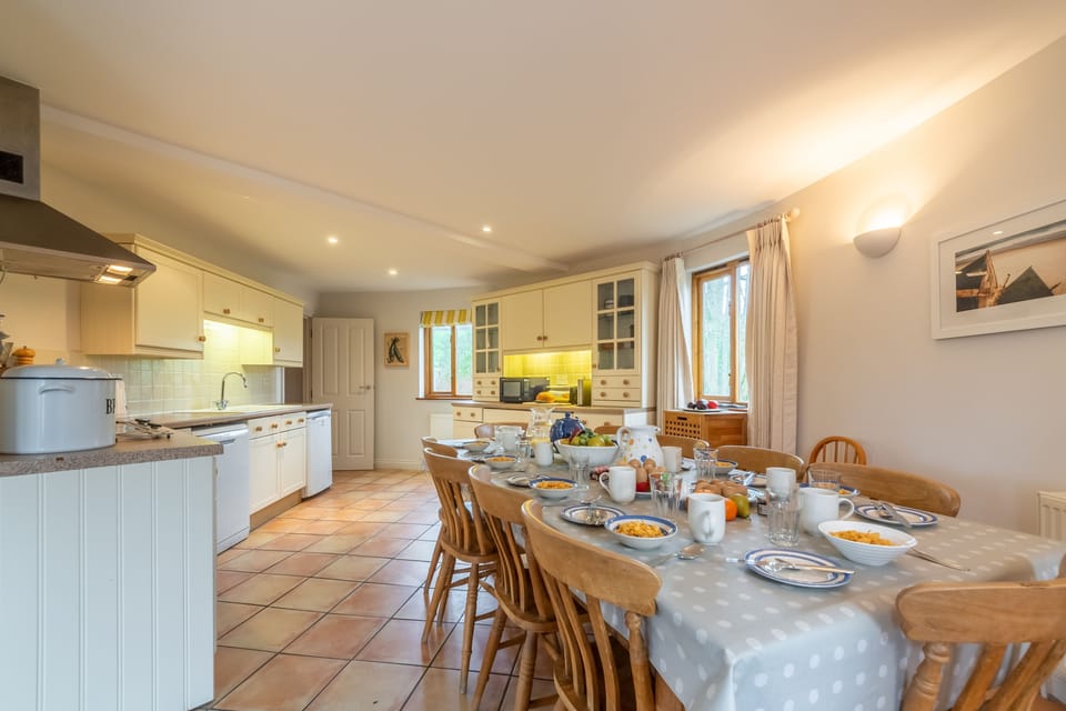 The Little Roundhouse, Polzeath: First floor kitchen and dining room
