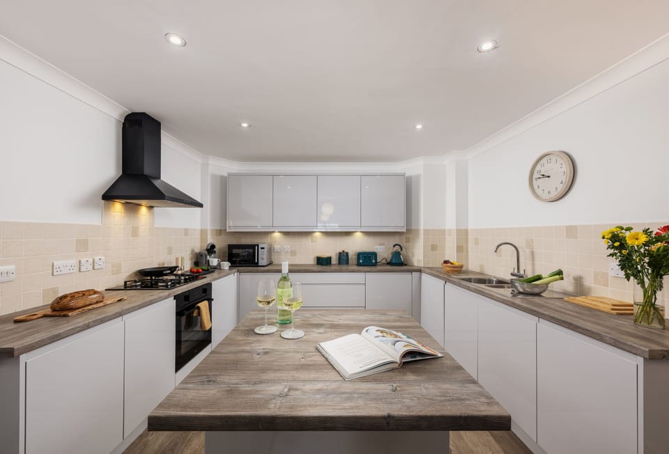 1 Golden Bay, Newquay: A bright and contemporary open-plan kitchen