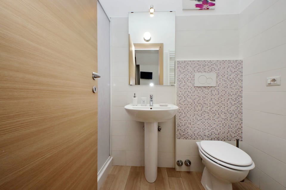 Shower, rainfall showerhead, free toiletries, hair dryer