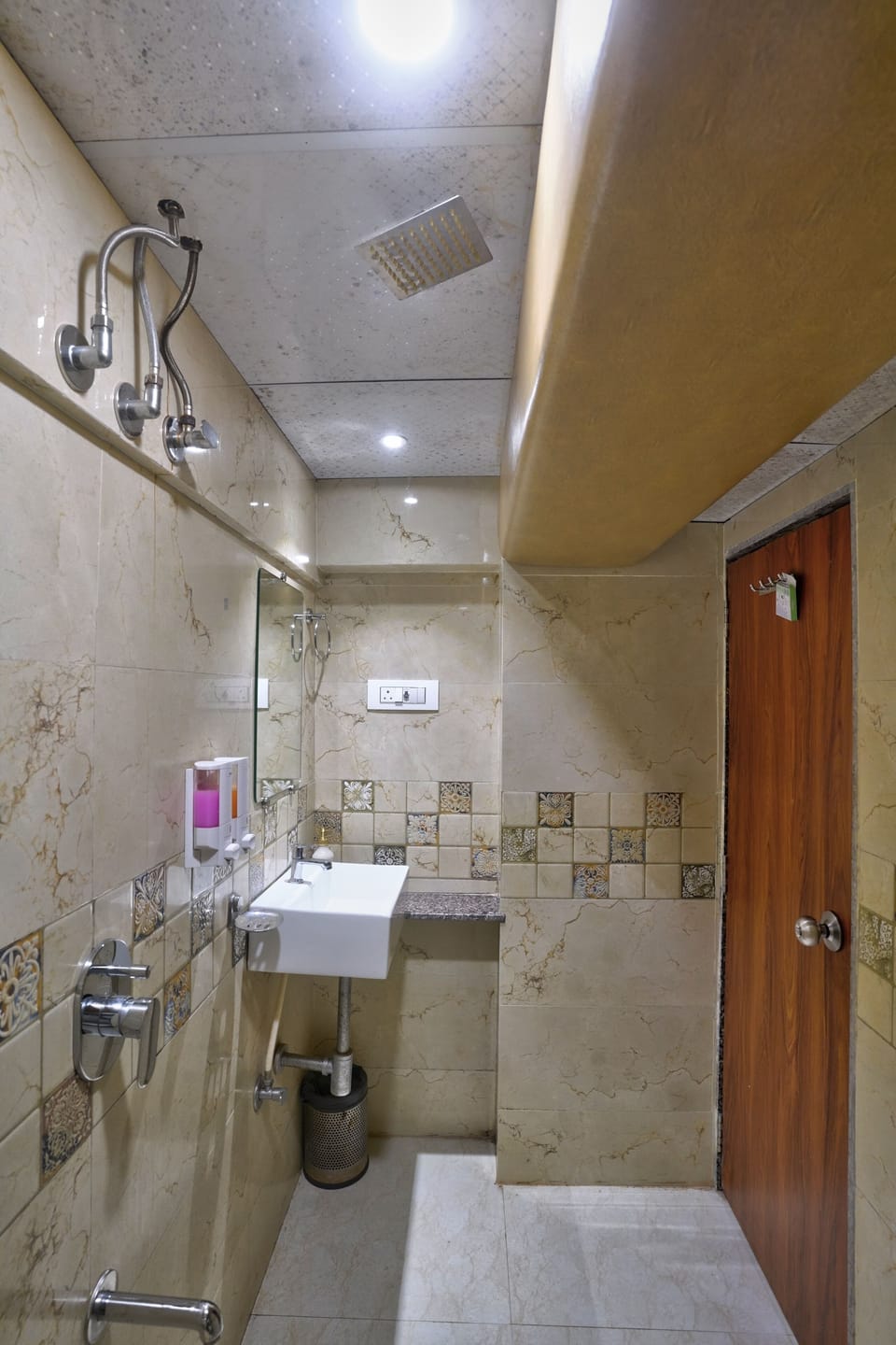 Economy Room | Bathroom | Shower, towels